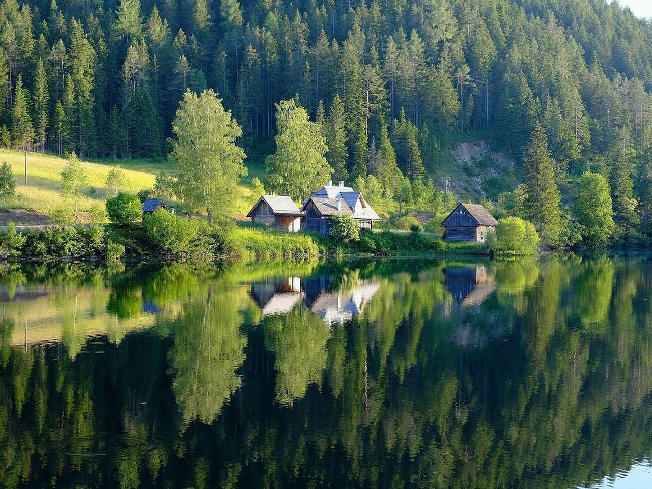 Sol baixo iluminando a подледное озеро ao amanhecer
